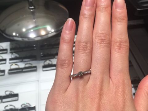 【ラザール ダイヤモンド(LAZARE DIAMOND)の口コミ】 パヴェタイプの華やかな指輪です。
結局パヴェ 部分のダイヤが外れてしま…