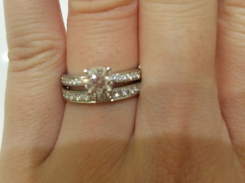 【4℃ BRIDAL(ヨンドシーブライダル)の口コミ】 リングにも、ダイヤが散りばめられており、大変ゴージャスです。付けてみ…