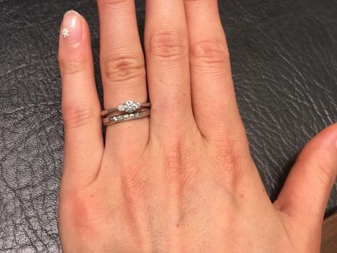 【ラザール ダイヤモンド【取扱店販売】の口コミ】 婚約指輪は、普段でも結婚指輪と重ねづけしたいなと考えていました。お店…