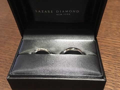 【ラザール ダイヤモンド【取扱店販売】の口コミ】 主人はプラチナで丈夫なところに惹かれていました。デザインは私の指輪の…