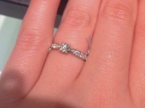 【ティファニー(Tiffany & Co.)の口コミ】 一粒ダイヤがとても綺麗で華やかさがあります。ダイヤモンドが低めにセッ…