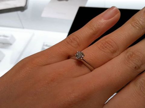 【ティファニー(Tiffany & Co.)の口コミ】 ティファニーのシンプルな形のものを試着しました。ストレートなリングに…