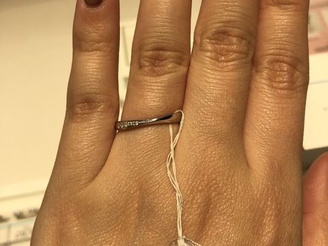 【銀座ダイヤモンドシライシの口コミ】 華奢なデザインで指を綺麗に見せてくれました。ダイヤの入り方もおしゃれ…