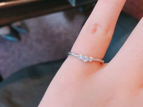 【ケイウノ ブライダル(K.UNO BRIDAL)の口コミ】 華奢なリングにダイヤモンドが光っていて、繊細なデザインが素敵でした。…