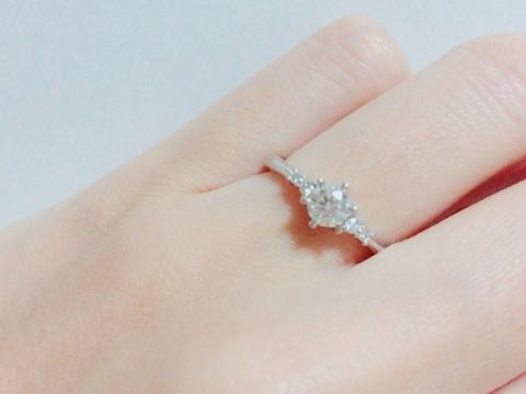 【アイプリモ(I-PRIMO)の口コミ】 シンプルなストレートラインなところと、普通の一粒ではなくサイドにメレ…