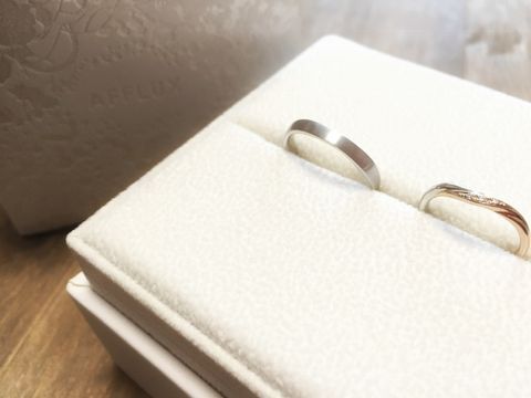 【AFFLUX(アフラックス)の口コミ】 婚約指輪と合うようなデザインで探していたところ、ぴったりの物を見つけ…