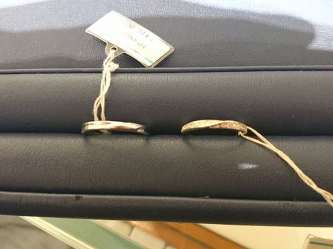 【銀座ダイヤモンドシライシの口コミ】 メレダイヤが沢山ついていてとっても豪華な感じでした。
細身の指輪なので…