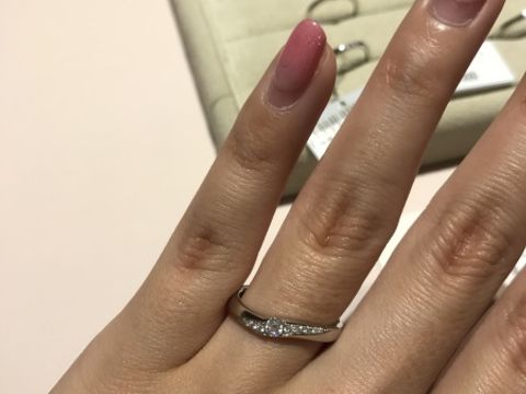 【銀座ダイヤモンドシライシの口コミ】 指輪の着け心地がとても滑らかで、毎日着ける結婚指輪だからこそ着け心地…