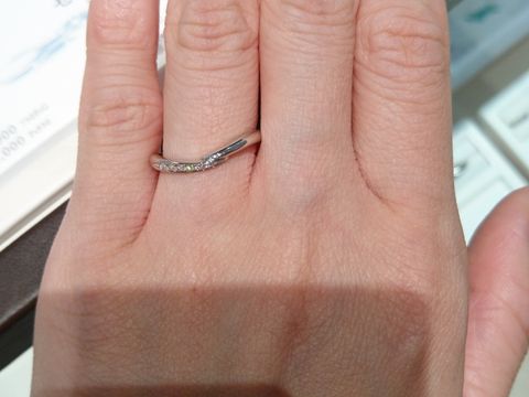 【俄(にわか)の口コミ】 V字のメレダイヤ入りで探していました。メレダイヤがとてもキラキラ輝いて…