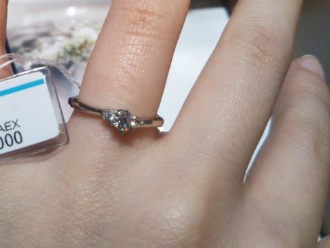 【銀座ダイヤモンドシライシの口コミ】 ブライダルリングの内側が緩やかなカーブになっていたので、滑らかで指当…