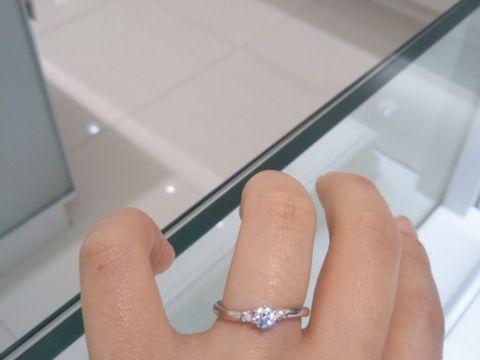 【4℃ BRIDAL(ヨンドシーブライダル)の口コミ】 ウェーブがしなやかで試着した時に指がすらっとして長く見えました。
サイ…