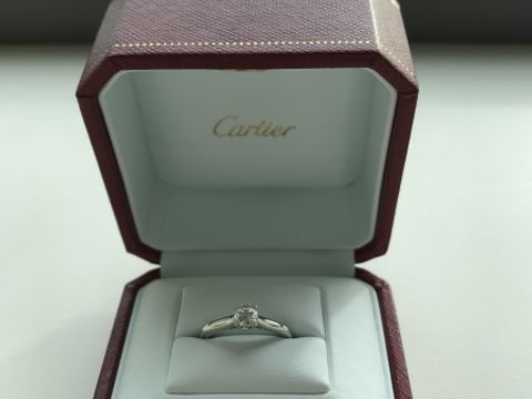【カルティエ(Cartier)の口コミ】 ザ・王道のシンプルな立て爪ダイヤです。
ティファニーや別ブランドのパヴ…