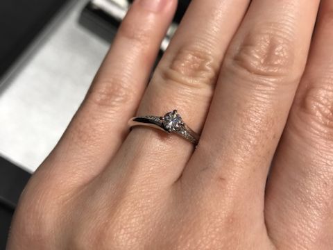 【エクセルコダイヤモンド(EXELCO DIAMOND)の口コミ】 結婚指輪とセットで見ていたのですが、セットリングではない結婚指輪とも…