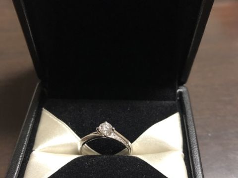 【エクセルコダイヤモンド(EXELCO DIAMOND)の口コミ】 結婚指輪とセットで着けたい彼女の希望に合ったデザインだったのでこれに…