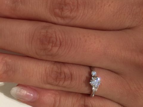 【MIKIMOTO(ミキモト)の口コミ】 ダイヤが３つ並んでるいる
婚約指輪を探していたので
探していたものがあ…