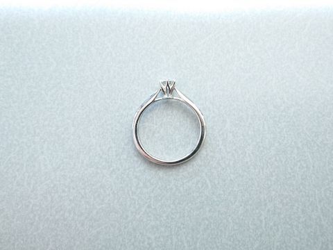 【銀座ダイヤモンドシライシの口コミ】 第一に、ダイアモンドを持つ部分が高く設計されているため、単独でも綺麗…