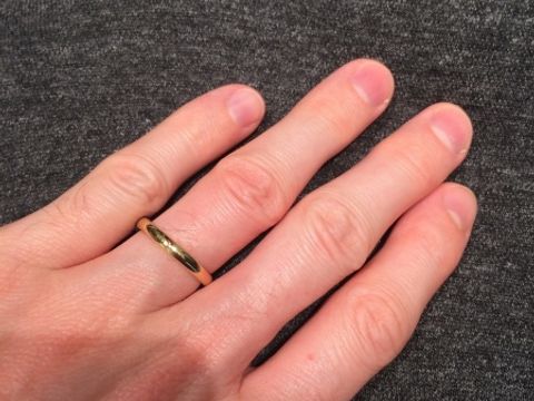 【ラザール ダイヤモンド(LAZARE DIAMOND)の口コミ】 シンプルだけどかっこいい感じがよかった。手のひら側のみ少し細くなって…