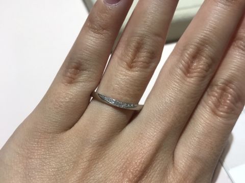 【TRECENTI(トレセンテ)の口コミ】 浅めのU字ラインの指輪なのでキツ過ぎず、優しい雰囲気で指も綺麗に見える…