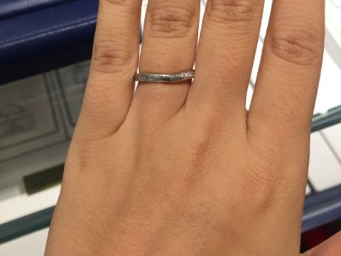 【銀座ダイヤモンドシライシの口コミ】 両端にダイヤモンドをあしらった派手すぎないデザインが◎
他ではあまり見…