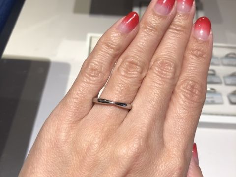 【銀座ダイヤモンドシライシの口コミ】 シンプルでストレートタイプ、且つ真ん中の部分が細くなっているので、手…