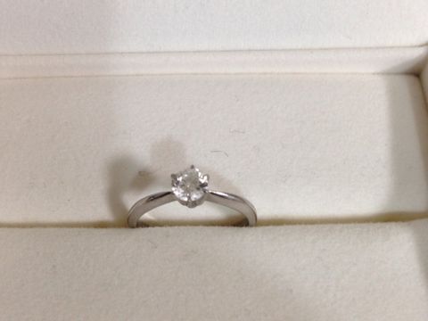 【MAUBOUSSIN(モーブッサン)の口コミ】 虹色にギラギラと輝くダイヤは苦手で気に入った婚約指輪に出会えず、
別の…