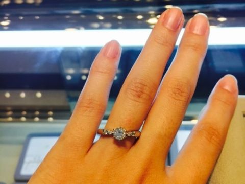 【WATANABE / 卸商社直営　渡辺の口コミ】 きゅっとしたデザインで可愛いです！
カラット数が大きいのが希望で、置い…