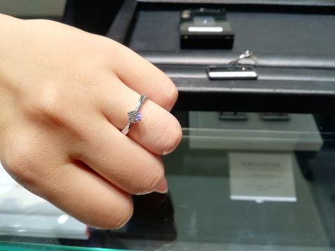 【ラザール ダイヤモンド(LAZARE DIAMOND)の口コミ】 横からダイヤが見えるところ。
リング自体はストレートなのに、サイドのメ…