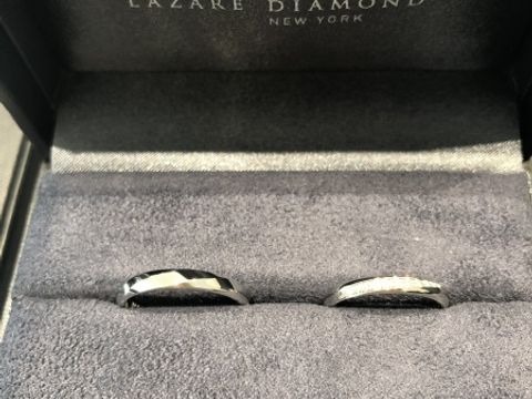 【ラザール ダイヤモンド(LAZARE DIAMOND)の口コミ】 結婚指輪だけでつけた時のデザイン性も重視してましたが、婚約指輪との重…