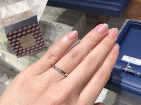 【銀座ダイヤモンドシライシの口コミ】 細身ですが、ダイヤモンドが５石も入っていてとても存在感のあるリングで…