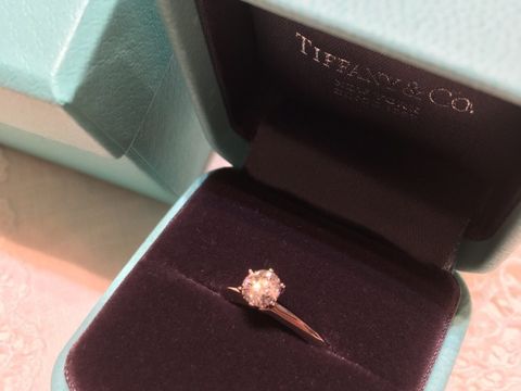 【ティファニー(Tiffany & Co.)の口コミ】 シンプルな婚約指輪を探していました。ティファニーセッティングは、シン…