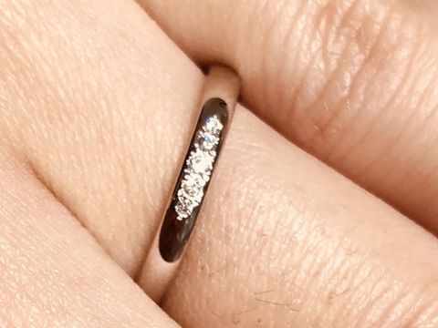 【アイプリモ(I-PRIMO)の口コミ】 ストレートの形のリング中にストーンが5つ入っており、シンプルだけど可愛…