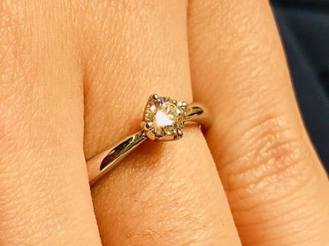 【4℃ BRIDAL(ヨンドシーブライダル)の口コミ】 ストレートでシンプルな形のリングにダイヤモンドが1つ入っている、落ち着…