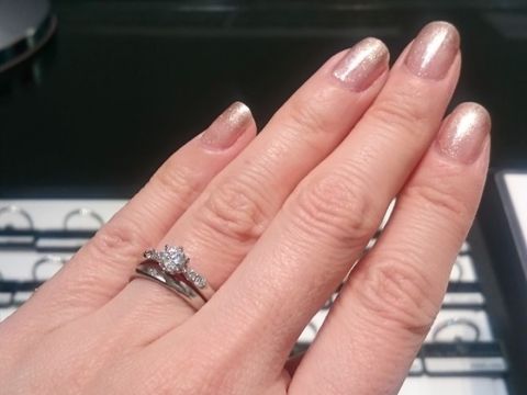 【ラザール ダイヤモンド(LAZARE DIAMOND)の口コミ】 王道のソリティア＋αなデザインを探していました。
ドリルトンはま…