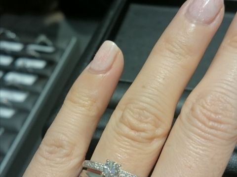 【エクセルコダイヤモンド(EXELCO DIAMOND)の口コミ】 ミル打ちデザインにひかれました。
繊細ですが、ミル打ち効果でキラキラ感…