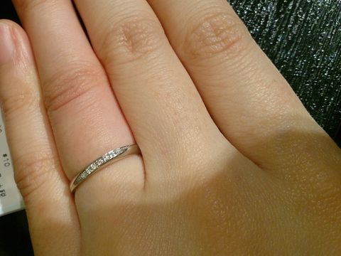 【WEDYの口コミ】 斜めにメレダイヤがたくさん入っているのですが、そこまで主張する感じも…