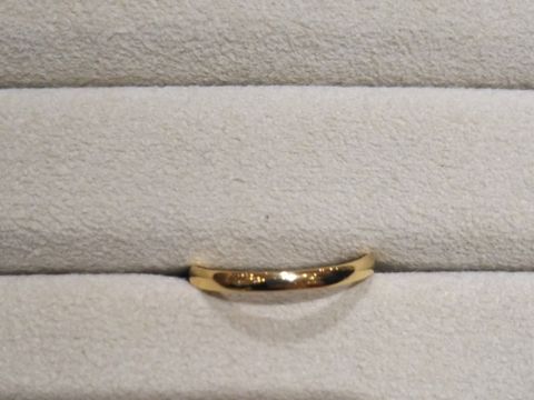 【TRECENTI(トレセンテ)の口コミ】 ゴールドの色なので、指にもよく馴染みますし、少しだけウェーブがかかっ…