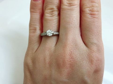 【ショーメ(CHAUMET)の口コミ】 上品でオーソドックスなデザインかつダイヤが散りばめられてキラキラな指…