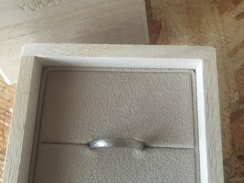 【YUKA HOJO(ユカホウジョウ)の口コミ】 最初は素材はプラチナと決めていましたが、この指輪の18KWGがとても良い色…