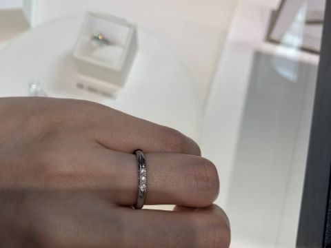 【MIKIMOTO(ミキモト)の口コミ】 ダイヤモンドが３石ついているのは多いデザインかと思いますが、つくっつ…