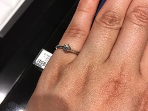 【銀座ダイヤモンドシライシの口コミ】 関節が太いので、ストレートではなく指輪に動きがあるデザインの方がすっ…