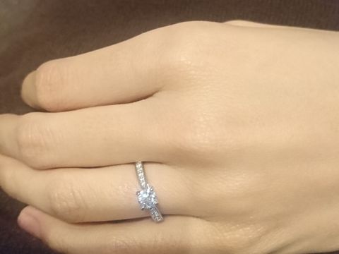 【銀座ダイヤモンドシライシの口コミ】 ティファニーと最後まで悩んでいましたが、同じ価格帯でダイヤモンドシラ…