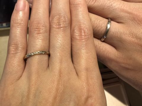 【BRIDGE(ブリッジ)の口コミ】 どちらもストレートラインの指輪で、女性の指輪はゴールドとプラチナのコ…