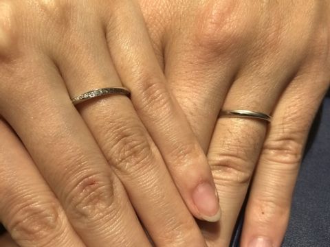 【銀座ダイヤモンドシライシの口コミ】 指輪自体が細身ではありますが、シンプルなデザインでとってもお気に入り…
