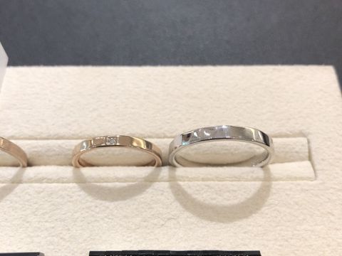 【SIENAROSE(シエナロゼ)の口コミ】 The シンプルな平打ち指輪です。
男性はプラチナ、女性はゴールドの色合い…