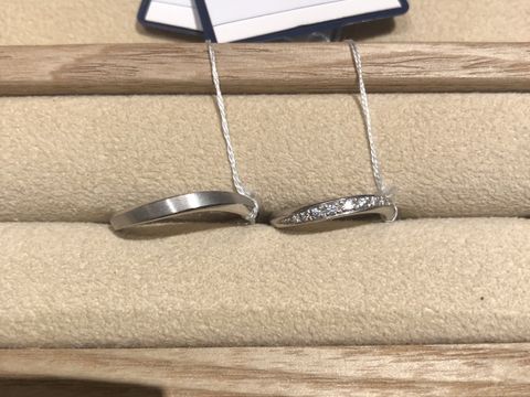 【ith(イズ)の口コミ】 緩やかなウェーブラインの結婚指輪です。
女性の方は斜めラインにそってダ…