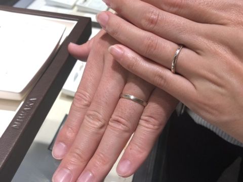 【俄(にわか)の口コミ】 指輪の内側の色が異なっており、表面はプラチナ、裏側は男性の方はゴール…