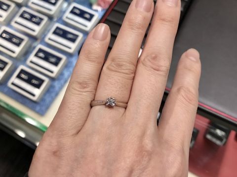 【ラザール ダイヤモンド【取扱店販売】の口コミ】 一石で、アームが細めのシンプルな指輪を探していたので、本当にピッタリ…
