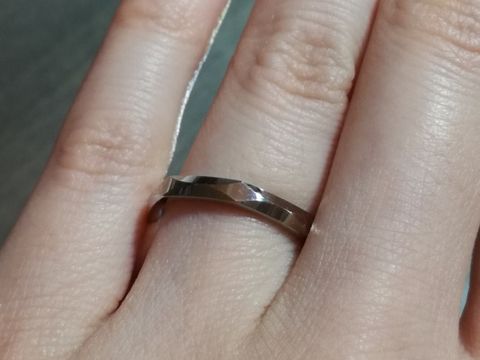 【N.Y.NIWAKA(ニューヨークニワカ)の口コミ】 シャープなデザインで、石が入っていなくても、指が動くとキラキラと輝く…