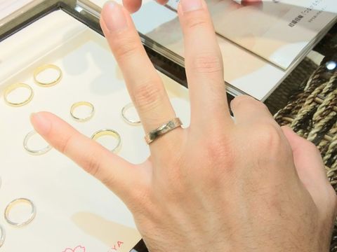 【杢目金屋(もくめがねや)の口コミ】 いくつか試着し、どれも特有の木目の様な模様が美しく、オーダーメイドな…