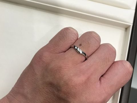【俄(にわか)の口コミ】 デザインはシンプルでありながら、シンプル過ぎないちょうどいい指輪です…
